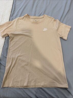 Nike boys Beige Short Sleeve Crew Tee. Used. Size  XL.